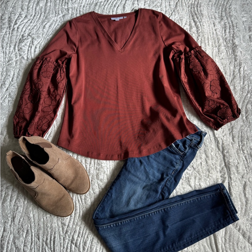 🥰 Like New! Chico’s V-Neck Top with Embroidered Sleeves